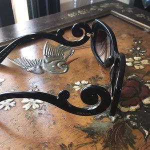 💥Prada sunglasses great cond!